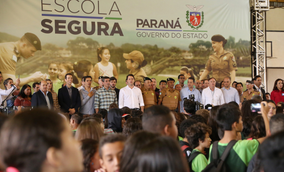 O governador Carlos Massa Ratinho Junior lançou nesta sexta-feira (17) o programa Escola Segura em Londrina, no Norte do Paraná. O colégio estadual Olympia Morais Tormenta, onde aconteceu a solenidade, e outras 17 escolas estaduais do município contam agora com policiais militares que atuarão diariamente para reforçar a segurança no período de aulas. Foto: José Fernando Ogura/ANPr