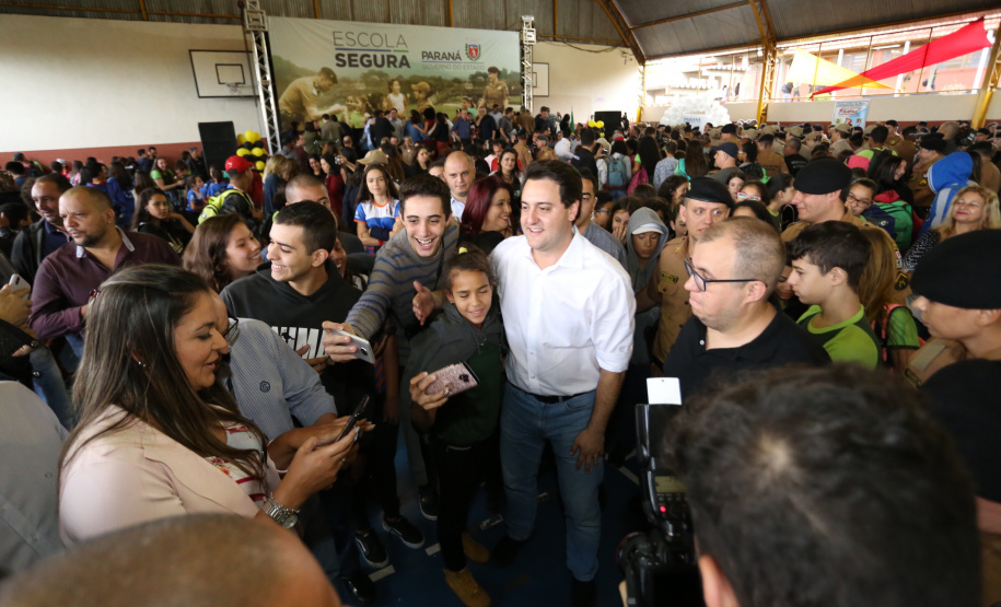 O governador Carlos Massa Ratinho Junior lançou nesta sexta-feira (17) o programa Escola Segura em Londrina, no Norte do Paraná. O colégio estadual Olympia Morais Tormenta, onde aconteceu a solenidade, e outras 17 escolas estaduais do município contam agora com policiais militares que atuarão diariamente para reforçar a segurança no período de aulas. Foto: José Fernando Ogura/ANPr