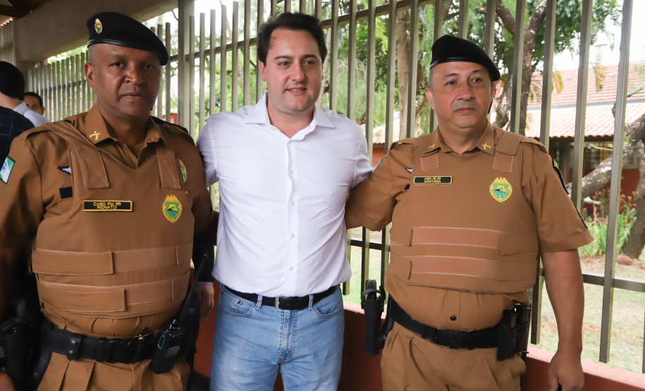 O governador Carlos Massa Ratinho Junior lançou nesta sexta-feira (17) o programa Escola Segura em Londrina, no Norte do Paraná. O colégio estadual Olympia Morais Tormenta, onde aconteceu a solenidade, e outras 17 escolas estaduais do município contam agora com policiais militares que atuarão diariamente para reforçar a segurança no período de aulas. Foto: Rodrigo Felix Leal/ANPr