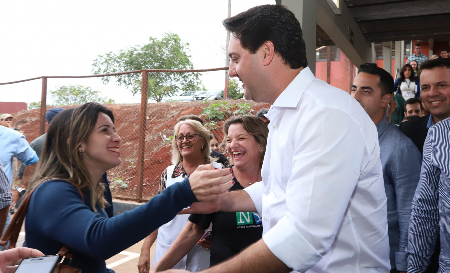 O governador Carlos Massa Ratinho Junior lançou nesta sexta-feira (17) o programa Escola Segura em Londrina, no Norte do Paraná. O colégio estadual Olympia Morais Tormenta, onde aconteceu a solenidade, e outras 17 escolas estaduais do município contam agora com policiais militares que atuarão diariamente para reforçar a segurança no período de aulas. Foto: Rodrigo Felix Leal/ANPr