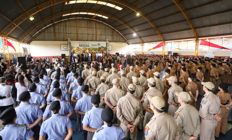 O governador Carlos Massa Ratinho Junior lançou nesta sexta-feira (17) o programa Escola Segura em Londrina, no Norte do Paraná. O colégio estadual Olympia Morais Tormenta, onde aconteceu a solenidade, e outras 17 escolas estaduais do município contam agora com policiais militares que atuarão diariamente para reforçar a segurança no período de aulas. Foto: Rodrigo Felix Leal/ANPr