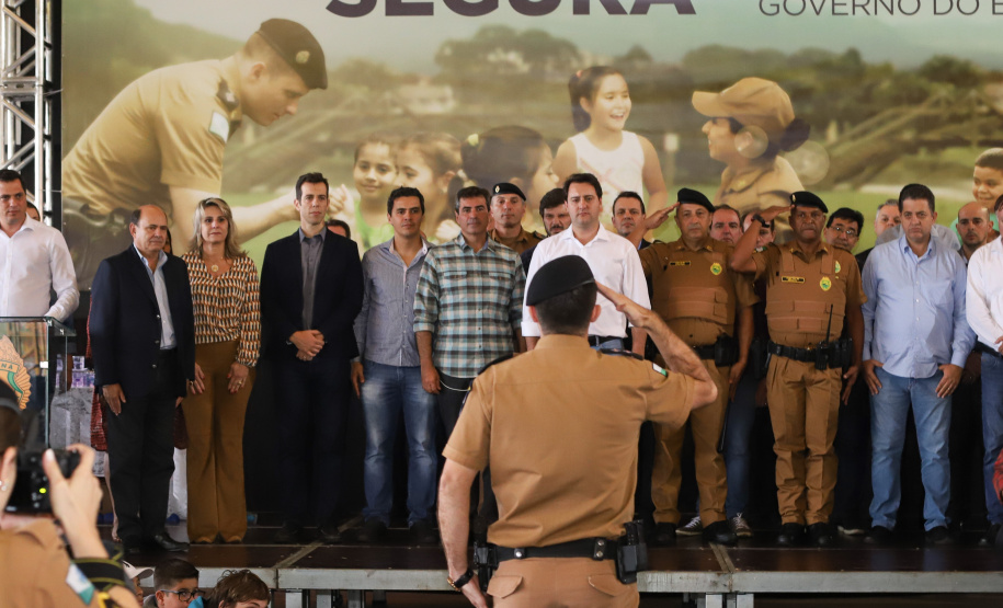 O governador Carlos Massa Ratinho Junior lançou nesta sexta-feira (17) o programa Escola Segura em Londrina, no Norte do Paraná. O colégio estadual Olympia Morais Tormenta, onde aconteceu a solenidade, e outras 17 escolas estaduais do município contam agora com policiais militares que atuarão diariamente para reforçar a segurança no período de aulas. Foto: Rodrigo Felix Leal/ANPr