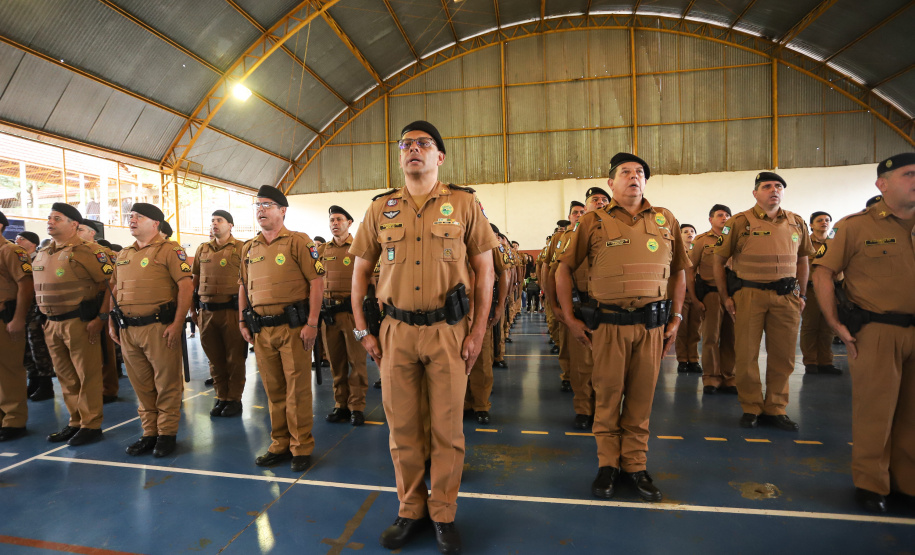 O governador Carlos Massa Ratinho Junior lançou nesta sexta-feira (17) o programa Escola Segura em Londrina, no Norte do Paraná. O colégio estadual Olympia Morais Tormenta, onde aconteceu a solenidade, e outras 17 escolas estaduais do município contam agora com policiais militares que atuarão diariamente para reforçar a segurança no período de aulas. Foto: Rodrigo Felix Leal/ANPr