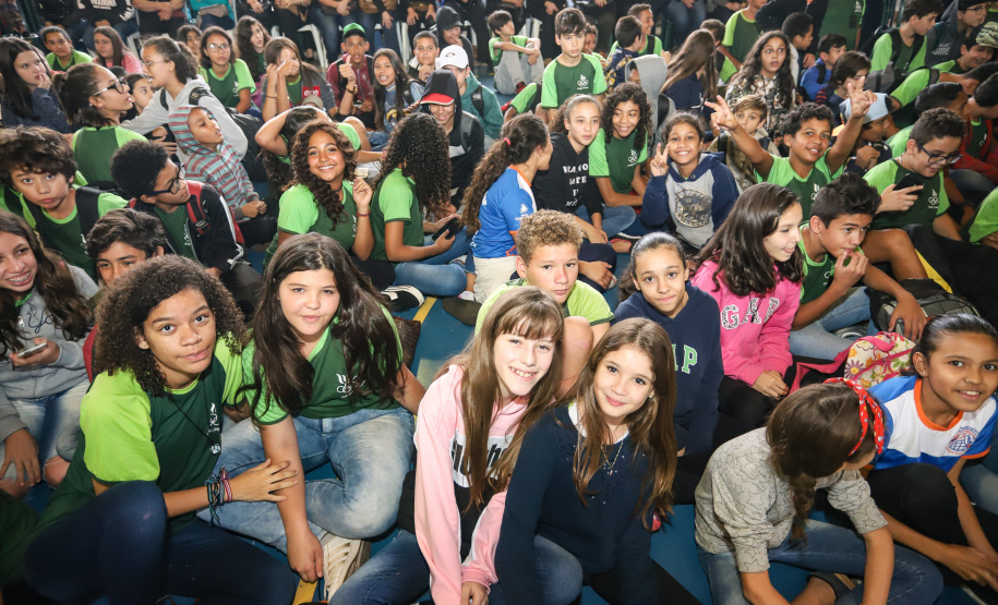 O governador Carlos Massa Ratinho Junior lançou nesta sexta-feira (17) o programa Escola Segura em Londrina, no Norte do Paraná. O colégio estadual Olympia Morais Tormenta, onde aconteceu a solenidade, e outras 17 escolas estaduais do município contam agora com policiais militares que atuarão diariamente para reforçar a segurança no período de aulas. Foto: Rodrigo Felix Leal/ANPr