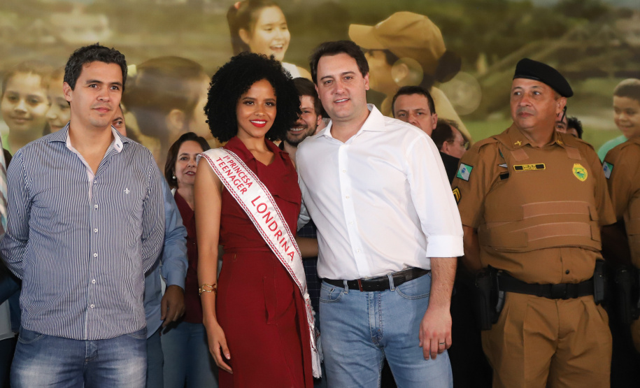 O governador Carlos Massa Ratinho Junior lançou nesta sexta-feira (17) o programa Escola Segura em Londrina, no Norte do Paraná. O colégio estadual Olympia Morais Tormenta, onde aconteceu a solenidade, e outras 17 escolas estaduais do município contam agora com policiais militares que atuarão diariamente para reforçar a segurança no período de aulas. Foto: Rodrigo Felix Leal/ANPr