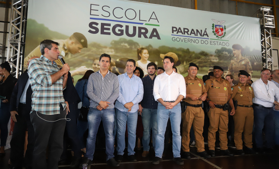 O governador Carlos Massa Ratinho Junior lançou nesta sexta-feira (17) o programa Escola Segura em Londrina, no Norte do Paraná. O colégio estadual Olympia Morais Tormenta, onde aconteceu a solenidade, e outras 17 escolas estaduais do município contam agora com policiais militares que atuarão diariamente para reforçar a segurança no período de aulas. Foto: Rodrigo Felix Leal/ANPr