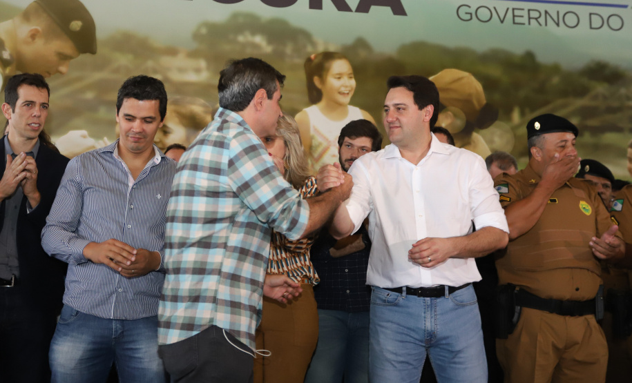 O governador Carlos Massa Ratinho Junior lançou nesta sexta-feira (17) o programa Escola Segura em Londrina, no Norte do Paraná. O colégio estadual Olympia Morais Tormenta, onde aconteceu a solenidade, e outras 17 escolas estaduais do município contam agora com policiais militares que atuarão diariamente para reforçar a segurança no período de aulas. Foto: Rodrigo Felix Leal/ANPr