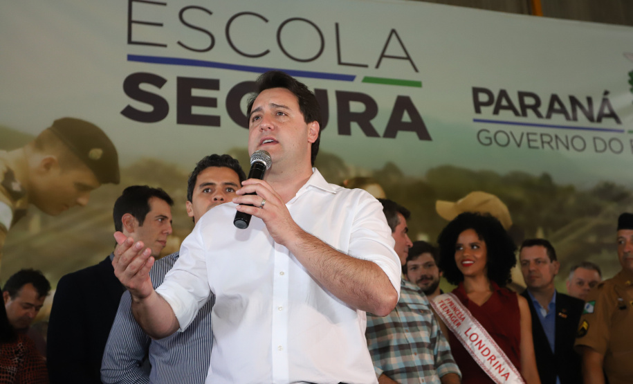 O governador Carlos Massa Ratinho Junior lançou nesta sexta-feira (17) o programa Escola Segura em Londrina, no Norte do Paraná. O colégio estadual Olympia Morais Tormenta, onde aconteceu a solenidade, e outras 17 escolas estaduais do município contam agora com policiais militares que atuarão diariamente para reforçar a segurança no período de aulas. Foto: Rodrigo Felix Leal/ANPr
