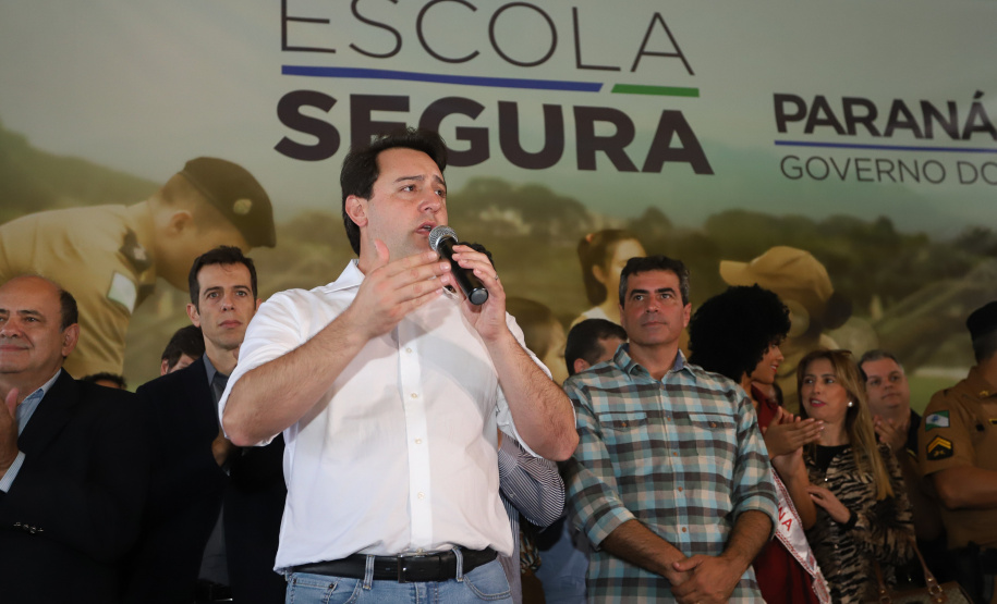 O governador Carlos Massa Ratinho Junior lançou nesta sexta-feira (17) o programa Escola Segura em Londrina, no Norte do Paraná. O colégio estadual Olympia Morais Tormenta, onde aconteceu a solenidade, e outras 17 escolas estaduais do município contam agora com policiais militares que atuarão diariamente para reforçar a segurança no período de aulas. Foto: Rodrigo Felix Leal/ANPr