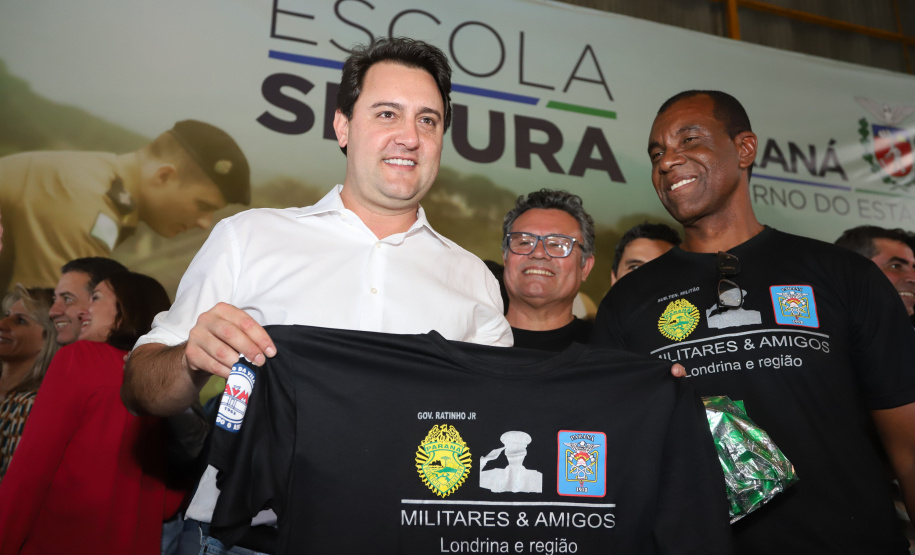 O governador Carlos Massa Ratinho Junior lançou nesta sexta-feira (17) o programa Escola Segura em Londrina, no Norte do Paraná. O colégio estadual Olympia Morais Tormenta, onde aconteceu a solenidade, e outras 17 escolas estaduais do município contam agora com policiais militares que atuarão diariamente para reforçar a segurança no período de aulas. Foto: Rodrigo Felix Leal/ANPr