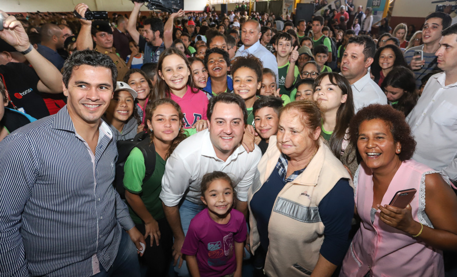 O governador Carlos Massa Ratinho Junior lançou nesta sexta-feira (17) o programa Escola Segura em Londrina, no Norte do Paraná. O colégio estadual Olympia Morais Tormenta, onde aconteceu a solenidade, e outras 17 escolas estaduais do município contam agora com policiais militares que atuarão diariamente para reforçar a segurança no período de aulas. Foto: Rodrigo Felix Leal/ANPr