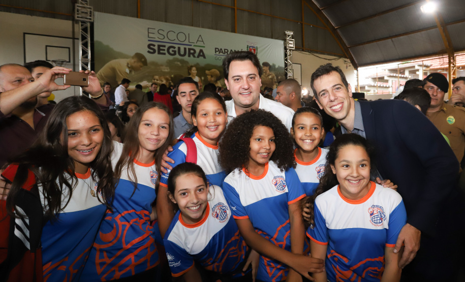 O governador Carlos Massa Ratinho Junior lançou nesta sexta-feira (17) o programa Escola Segura em Londrina, no Norte do Paraná. O colégio estadual Olympia Morais Tormenta, onde aconteceu a solenidade, e outras 17 escolas estaduais do município contam agora com policiais militares que atuarão diariamente para reforçar a segurança no período de aulas. Foto: Rodrigo Felix Leal/ANPr