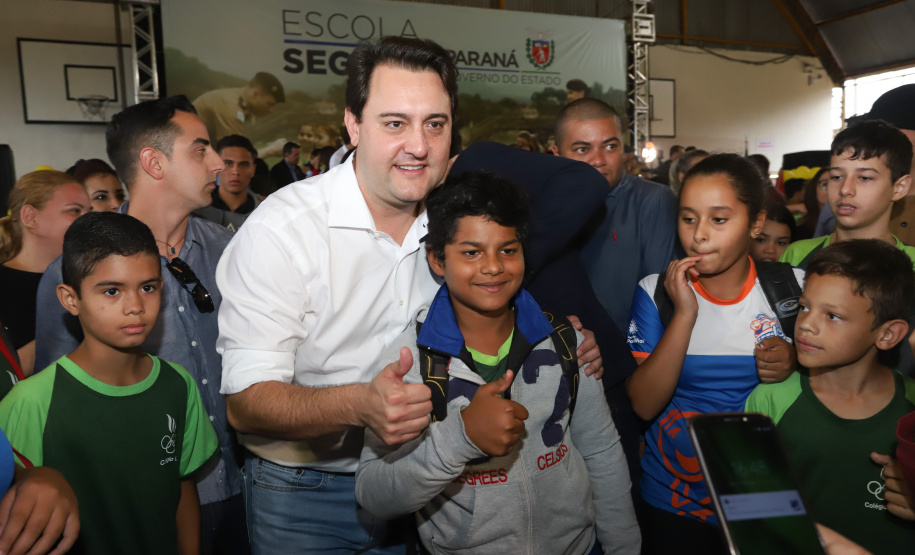 O governador Carlos Massa Ratinho Junior lançou nesta sexta-feira (17) o programa Escola Segura em Londrina, no Norte do Paraná. O colégio estadual Olympia Morais Tormenta, onde aconteceu a solenidade, e outras 17 escolas estaduais do município contam agora com policiais militares que atuarão diariamente para reforçar a segurança no período de aulas. Foto: Rodrigo Felix Leal/ANPr