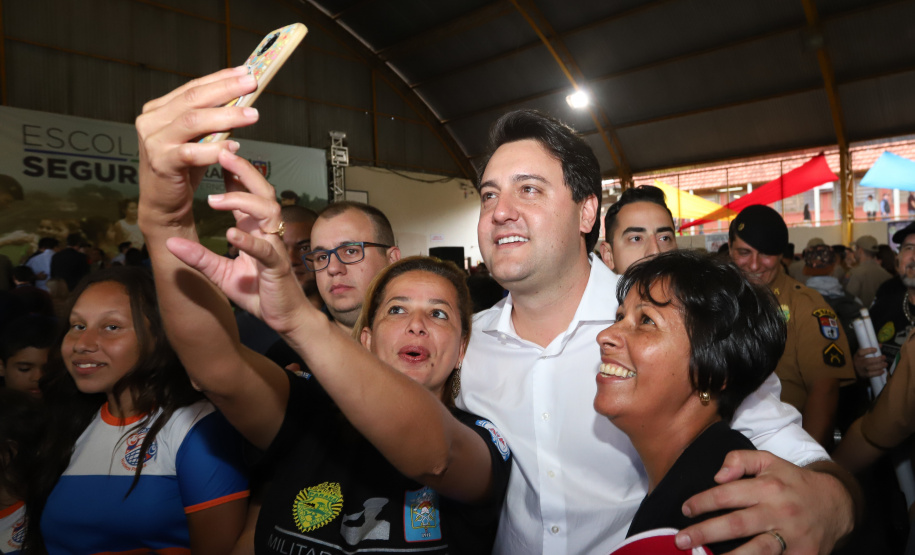 O governador Carlos Massa Ratinho Junior lançou nesta sexta-feira (17) o programa Escola Segura em Londrina, no Norte do Paraná. O colégio estadual Olympia Morais Tormenta, onde aconteceu a solenidade, e outras 17 escolas estaduais do município contam agora com policiais militares que atuarão diariamente para reforçar a segurança no período de aulas. Foto: Rodrigo Felix Leal/ANPr
