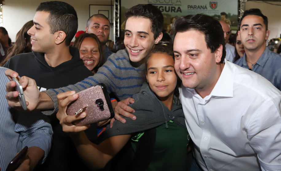 O governador Carlos Massa Ratinho Junior lançou nesta sexta-feira (17) o programa Escola Segura em Londrina, no Norte do Paraná. O colégio estadual Olympia Morais Tormenta, onde aconteceu a solenidade, e outras 17 escolas estaduais do município contam agora com policiais militares que atuarão diariamente para reforçar a segurança no período de aulas. Foto: Rodrigo Felix Leal/ANPr