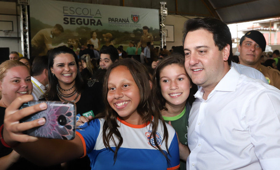 O governador Carlos Massa Ratinho Junior lançou nesta sexta-feira (17) o programa Escola Segura em Londrina, no Norte do Paraná. O colégio estadual Olympia Morais Tormenta, onde aconteceu a solenidade, e outras 17 escolas estaduais do município contam agora com policiais militares que atuarão diariamente para reforçar a segurança no período de aulas. Foto: Rodrigo Felix Leal/ANPr