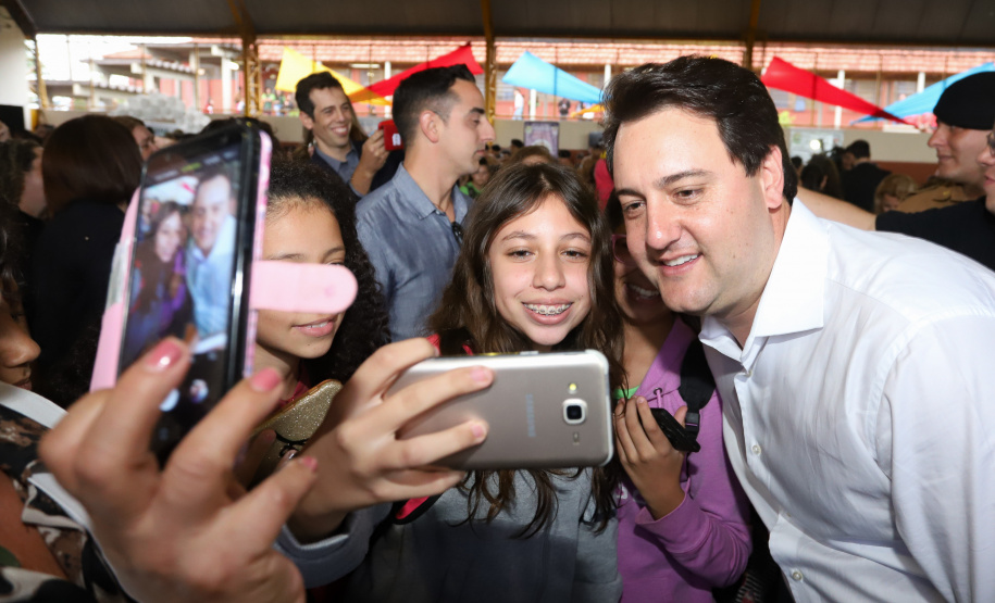 O governador Carlos Massa Ratinho Junior lançou nesta sexta-feira (17) o programa Escola Segura em Londrina, no Norte do Paraná. O colégio estadual Olympia Morais Tormenta, onde aconteceu a solenidade, e outras 17 escolas estaduais do município contam agora com policiais militares que atuarão diariamente para reforçar a segurança no período de aulas. Foto: Rodrigo Felix Leal/ANPr