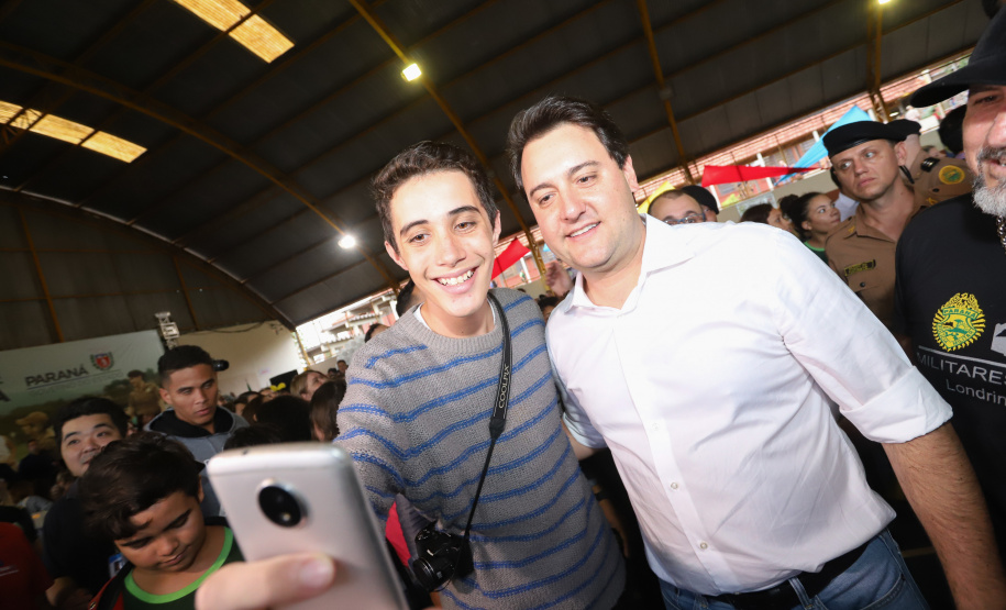 O governador Carlos Massa Ratinho Junior lançou nesta sexta-feira (17) o programa Escola Segura em Londrina, no Norte do Paraná. O colégio estadual Olympia Morais Tormenta, onde aconteceu a solenidade, e outras 17 escolas estaduais do município contam agora com policiais militares que atuarão diariamente para reforçar a segurança no período de aulas. Foto: Rodrigo Felix Leal/ANPr