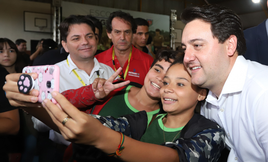 O governador Carlos Massa Ratinho Junior lançou nesta sexta-feira (17) o programa Escola Segura em Londrina, no Norte do Paraná. O colégio estadual Olympia Morais Tormenta, onde aconteceu a solenidade, e outras 17 escolas estaduais do município contam agora com policiais militares que atuarão diariamente para reforçar a segurança no período de aulas. Foto: Rodrigo Felix Leal/ANPr