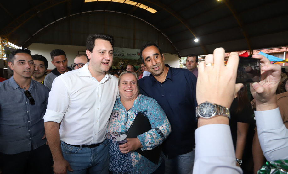 O governador Carlos Massa Ratinho Junior lançou nesta sexta-feira (17) o programa Escola Segura em Londrina, no Norte do Paraná. O colégio estadual Olympia Morais Tormenta, onde aconteceu a solenidade, e outras 17 escolas estaduais do município contam agora com policiais militares que atuarão diariamente para reforçar a segurança no período de aulas. Foto: Rodrigo Felix Leal/ANPr