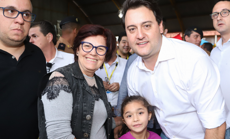 O governador Carlos Massa Ratinho Junior lançou nesta sexta-feira (17) o programa Escola Segura em Londrina, no Norte do Paraná. O colégio estadual Olympia Morais Tormenta, onde aconteceu a solenidade, e outras 17 escolas estaduais do município contam agora com policiais militares que atuarão diariamente para reforçar a segurança no período de aulas. Foto: Rodrigo Felix Leal/ANPr