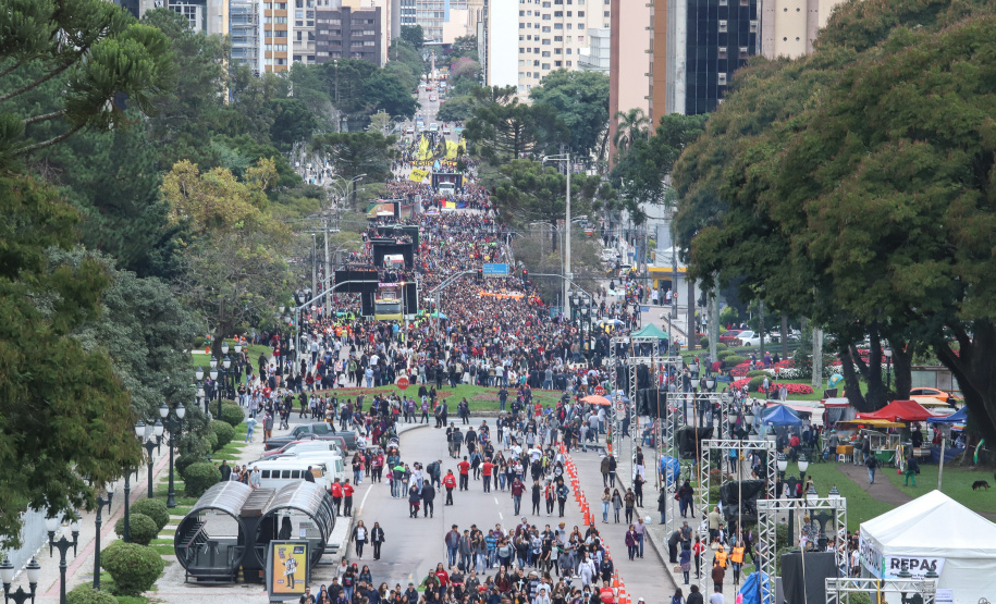 O governador Carlos Massa Ratinho Junior participou neste sábado (18), em Curitiba, da 25ª Marcha para Jesus, evento que reuniu cerca de 200 mil pessoas, de acordo com a organização. Foto: Rodrigo Felix Leal/ANPr