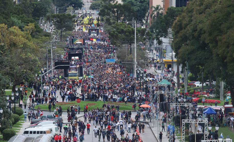 O governador Carlos Massa Ratinho Junior participou neste sábado (18), em Curitiba, da 25ª Marcha para Jesus, evento que reuniu cerca de 200 mil pessoas, de acordo com a organização. Foto: Rodrigo Felix Leal/ANPr