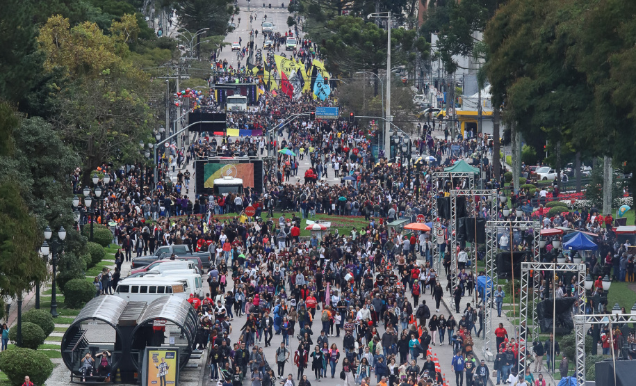 O governador Carlos Massa Ratinho Junior participou neste sábado (18), em Curitiba, da 25ª Marcha para Jesus, evento que reuniu cerca de 200 mil pessoas, de acordo com a organização. Foto: Rodrigo Felix Leal/ANPr