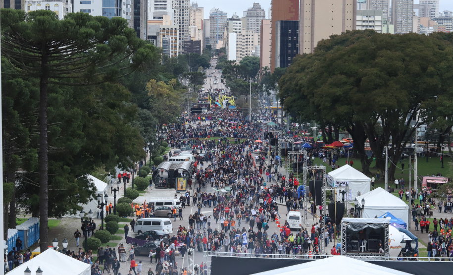 O governador Carlos Massa Ratinho Junior participou neste sábado (18), em Curitiba, da 25ª Marcha para Jesus, evento que reuniu cerca de 200 mil pessoas, de acordo com a organização. Foto: Rodrigo Felix Leal/ANPr