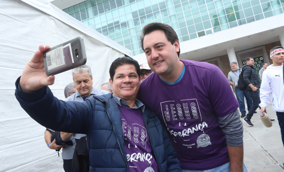 O governador Carlos Massa Ratinho Junior participou neste sábado (18), em Curitiba, da 25ª Marcha para Jesus, evento que reuniu cerca de 200 mil pessoas, de acordo com a organização. Foto: Rodrigo Felix Leal/ANPr