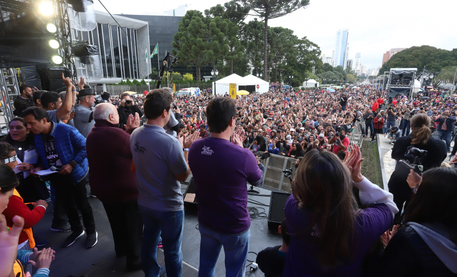 O governador Carlos Massa Ratinho Junior participou neste sábado (18), em Curitiba, da 25ª Marcha para Jesus, evento que reuniu cerca de 200 mil pessoas, de acordo com a organização. Foto: Rodrigo Felix Leal/ANPr
