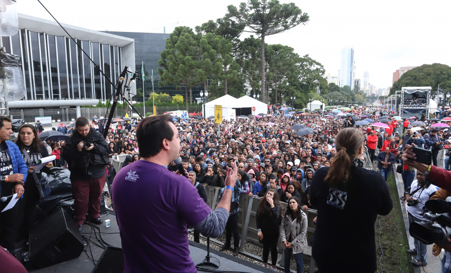 O governador Carlos Massa Ratinho Junior participou neste sábado (18), em Curitiba, da 25ª Marcha para Jesus, evento que reuniu cerca de 200 mil pessoas, de acordo com a organização. Foto: Rodrigo Felix Leal/ANPr