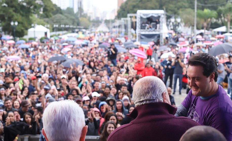 O governador Carlos Massa Ratinho Junior participou neste sábado (18), em Curitiba, da 25ª Marcha para Jesus, evento que reuniu cerca de 200 mil pessoas, de acordo com a organização. Foto: Rodrigo Felix Leal/ANPr