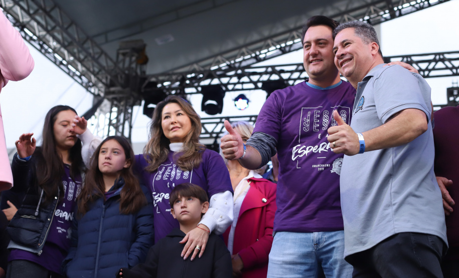 O governador Carlos Massa Ratinho Junior participou neste sábado (18), em Curitiba, da 25ª Marcha para Jesus, evento que reuniu cerca de 200 mil pessoas, de acordo com a organização. Foto: Rodrigo Felix Leal/ANPr