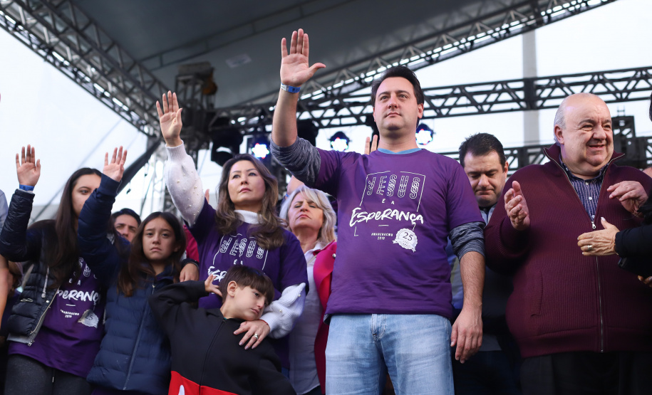 O governador Carlos Massa Ratinho Junior participou neste sábado (18), em Curitiba, da 25ª Marcha para Jesus, evento que reuniu cerca de 200 mil pessoas, de acordo com a organização. Foto: Rodrigo Felix Leal/ANPr
