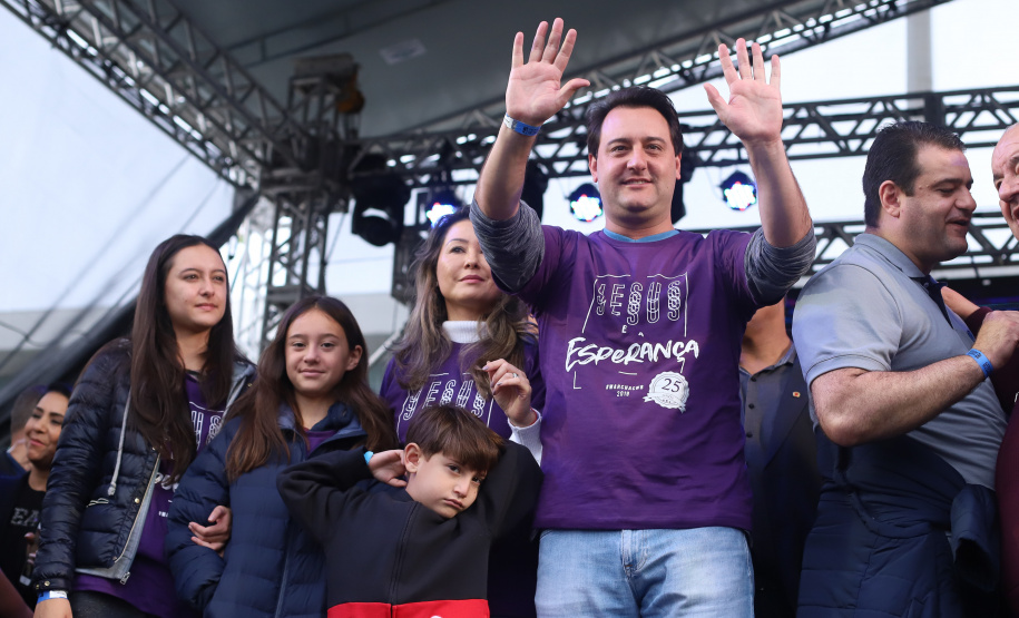 O governador Carlos Massa Ratinho Junior participou neste sábado (18), em Curitiba, da 25ª Marcha para Jesus, evento que reuniu cerca de 200 mil pessoas, de acordo com a organização. Foto: Rodrigo Felix Leal/ANPr