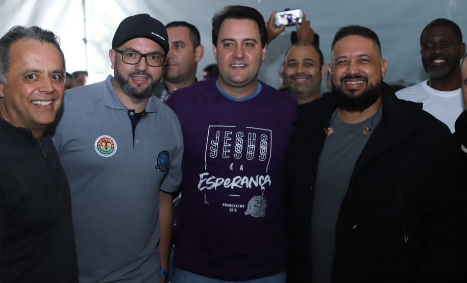 O governador Carlos Massa Ratinho Junior participou neste sábado (18), em Curitiba, da 25ª Marcha para Jesus, evento que reuniu cerca de 200 mil pessoas, de acordo com a organização. Foto: Rodrigo Felix Leal/ANPr
