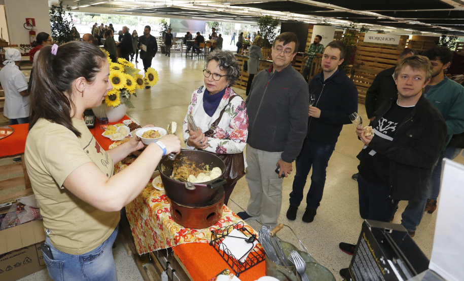 Um plano estratégico para fortalecimento e ampliação da cadeia da vitivinicultura no Paraná será elaborado em 30 dias. A medida foi definida neste sábado (18) em reunião entre o secretário da Agricultura e do Abastecimento, Norberto Ortigara, e produtores do setor. O encontro aconteceu durante o Festival Vinopar do Vinho Paranaense, no salão de eventos do Museu Oscar Niemeyer (MON), em Curitiba.18-05-19.Foto: Arnaldo Alves / ANPr