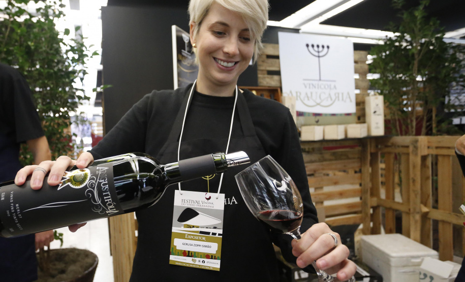 Um plano estratégico para fortalecimento e ampliação da cadeia da vitivinicultura no Paraná será elaborado em 30 dias. A medida foi definida neste sábado (18) em reunião entre o secretário da Agricultura e do Abastecimento, Norberto Ortigara, e produtores do setor. O encontro aconteceu durante o Festival Vinopar do Vinho Paranaense, no salão de eventos do Museu Oscar Niemeyer (MON), em Curitiba.18-05-19.Foto: Arnaldo Alves / ANPr