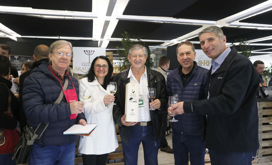 Um plano estratégico para fortalecimento e ampliação da cadeia da vitivinicultura no Paraná será elaborado em 30 dias. A medida foi definida neste sábado (18) em reunião entre o secretário da Agricultura e do Abastecimento, Norberto Ortigara, e produtores do setor. O encontro aconteceu durante o Festival Vinopar do Vinho Paranaense, no salão de eventos do Museu Oscar Niemeyer (MON), em Curitiba.18-05-19.Foto: Arnaldo Alves / ANPr