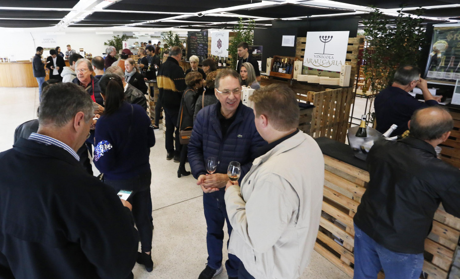 Um plano estratégico para fortalecimento e ampliação da cadeia da vitivinicultura no Paraná será elaborado em 30 dias. A medida foi definida neste sábado (18) em reunião entre o secretário da Agricultura e do Abastecimento, Norberto Ortigara, e produtores do setor. O encontro aconteceu durante o Festival Vinopar do Vinho Paranaense, no salão de eventos do Museu Oscar Niemeyer (MON), em Curitiba.18-05-19.Foto: Arnaldo Alves / ANPr