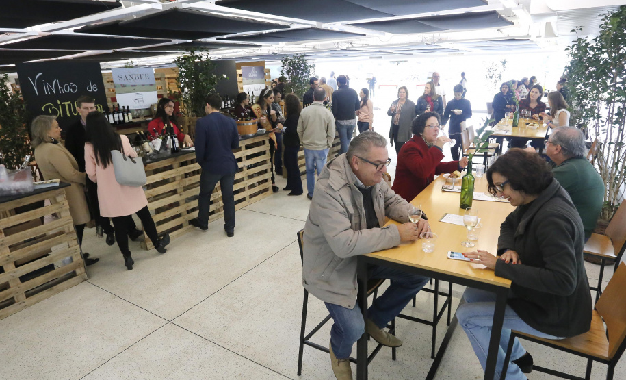 Um plano estratégico para fortalecimento e ampliação da cadeia da vitivinicultura no Paraná será elaborado em 30 dias. A medida foi definida neste sábado (18) em reunião entre o secretário da Agricultura e do Abastecimento, Norberto Ortigara, e produtores do setor. O encontro aconteceu durante o Festival Vinopar do Vinho Paranaense, no salão de eventos do Museu Oscar Niemeyer (MON), em Curitiba.18-05-19.Foto: Arnaldo Alves / ANPr