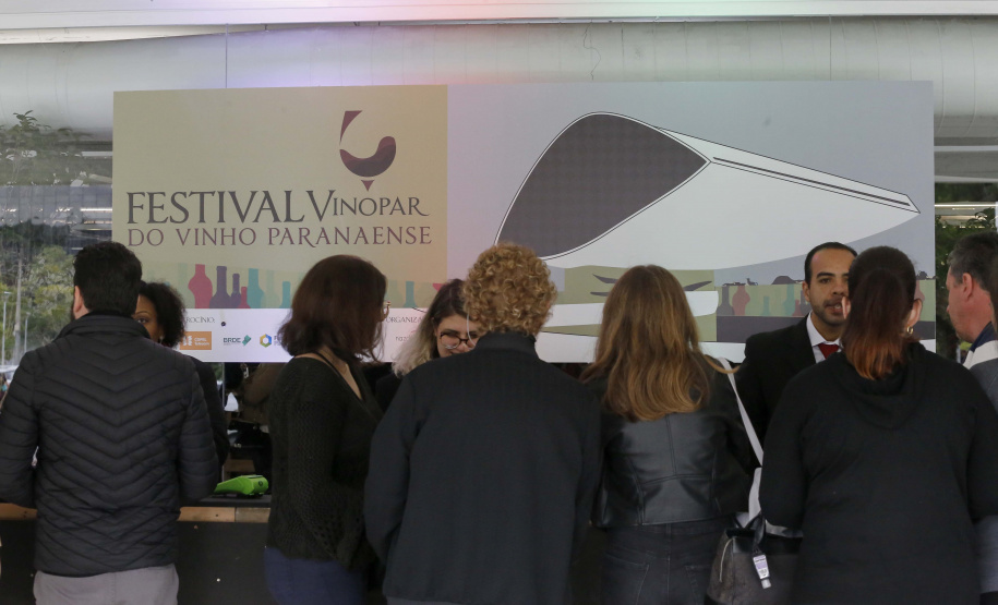 Um plano estratégico para fortalecimento e ampliação da cadeia da vitivinicultura no Paraná será elaborado em 30 dias. A medida foi definida neste sábado (18) em reunião entre o secretário da Agricultura e do Abastecimento, Norberto Ortigara, e produtores do setor. O encontro aconteceu durante o Festival Vinopar do Vinho Paranaense, no salão de eventos do Museu Oscar Niemeyer (MON), em Curitiba.18-05-19.Foto: Arnaldo Alves / ANPr