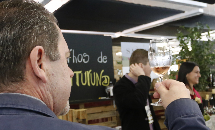 Um plano estratégico para fortalecimento e ampliação da cadeia da vitivinicultura no Paraná será elaborado em 30 dias. A medida foi definida neste sábado (18) em reunião entre o secretário da Agricultura e do Abastecimento, Norberto Ortigara, e produtores do setor. O encontro aconteceu durante o Festival Vinopar do Vinho Paranaense, no salão de eventos do Museu Oscar Niemeyer (MON), em Curitiba.18-05-19.Foto: Arnaldo Alves / ANPr