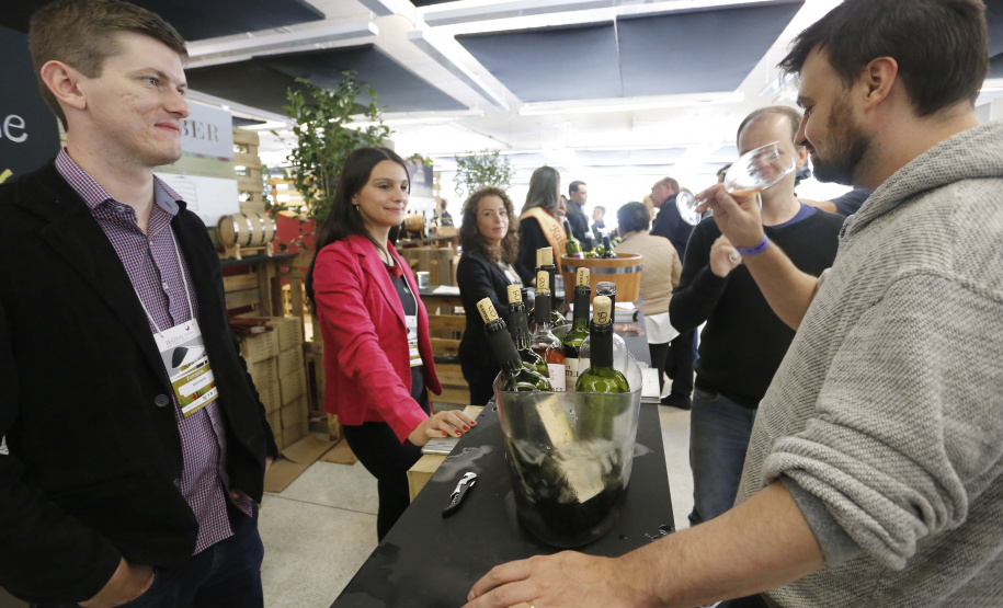 Um plano estratégico para fortalecimento e ampliação da cadeia da vitivinicultura no Paraná será elaborado em 30 dias. A medida foi definida neste sábado (18) em reunião entre o secretário da Agricultura e do Abastecimento, Norberto Ortigara, e produtores do setor. O encontro aconteceu durante o Festival Vinopar do Vinho Paranaense, no salão de eventos do Museu Oscar Niemeyer (MON), em Curitiba.18-05-19.Foto: Arnaldo Alves / ANPr