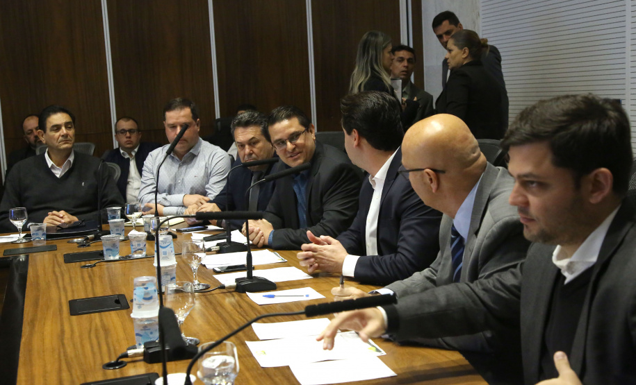 O governador Carlos Massa Ratinho Junior recebeu nesta segunda-feira (20), no Palácio Iguaçu, os prefeitos da região do extremo Noroeste do Paraná, municípios que integram o Consórcio Intermunicipal da APA Federal do Noroeste do Paraná (Comafen). Foto: Jaelson Lucas/ANPr