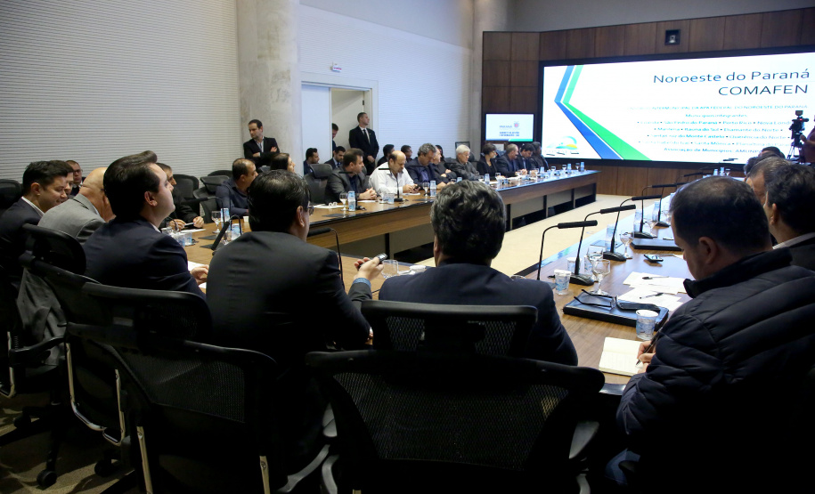 O governador Carlos Massa Ratinho Junior recebeu nesta segunda-feira (20), no Palácio Iguaçu, os prefeitos da região do extremo Noroeste do Paraná, municípios que integram o Consórcio Intermunicipal da APA Federal do Noroeste do Paraná (Comafen). Foto: Jaelson Lucas/ANPr