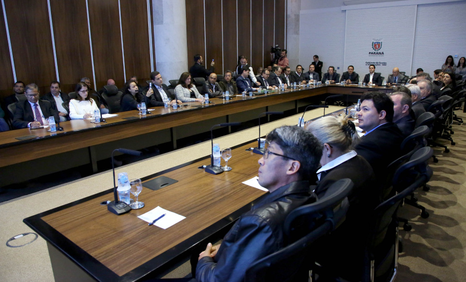 O governador Carlos Massa Ratinho Junior recebeu nesta segunda-feira (20), no Palácio Iguaçu, os prefeitos da região do extremo Noroeste do Paraná, municípios que integram o Consórcio Intermunicipal da APA Federal do Noroeste do Paraná (Comafen). Foto: Jaelson Lucas/ANPr