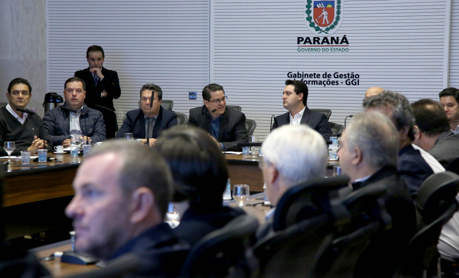 O governador Carlos Massa Ratinho Junior recebeu nesta segunda-feira (20), no Palácio Iguaçu, os prefeitos da região do extremo Noroeste do Paraná, municípios que integram o Consórcio Intermunicipal da APA Federal do Noroeste do Paraná (Comafen). Foto: Jaelson Lucas/ANPr