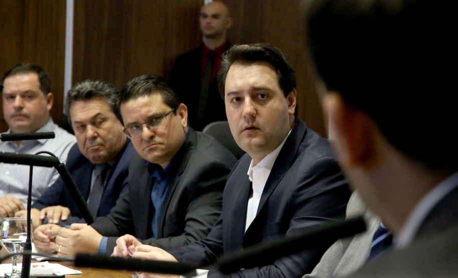 O governador Carlos Massa Ratinho Junior recebeu nesta segunda-feira (20), no Palácio Iguaçu, os prefeitos da região do extremo Noroeste do Paraná, municípios que integram o Consórcio Intermunicipal da APA Federal do Noroeste do Paraná (Comafen). Foto: Jaelson Lucas/ANPr